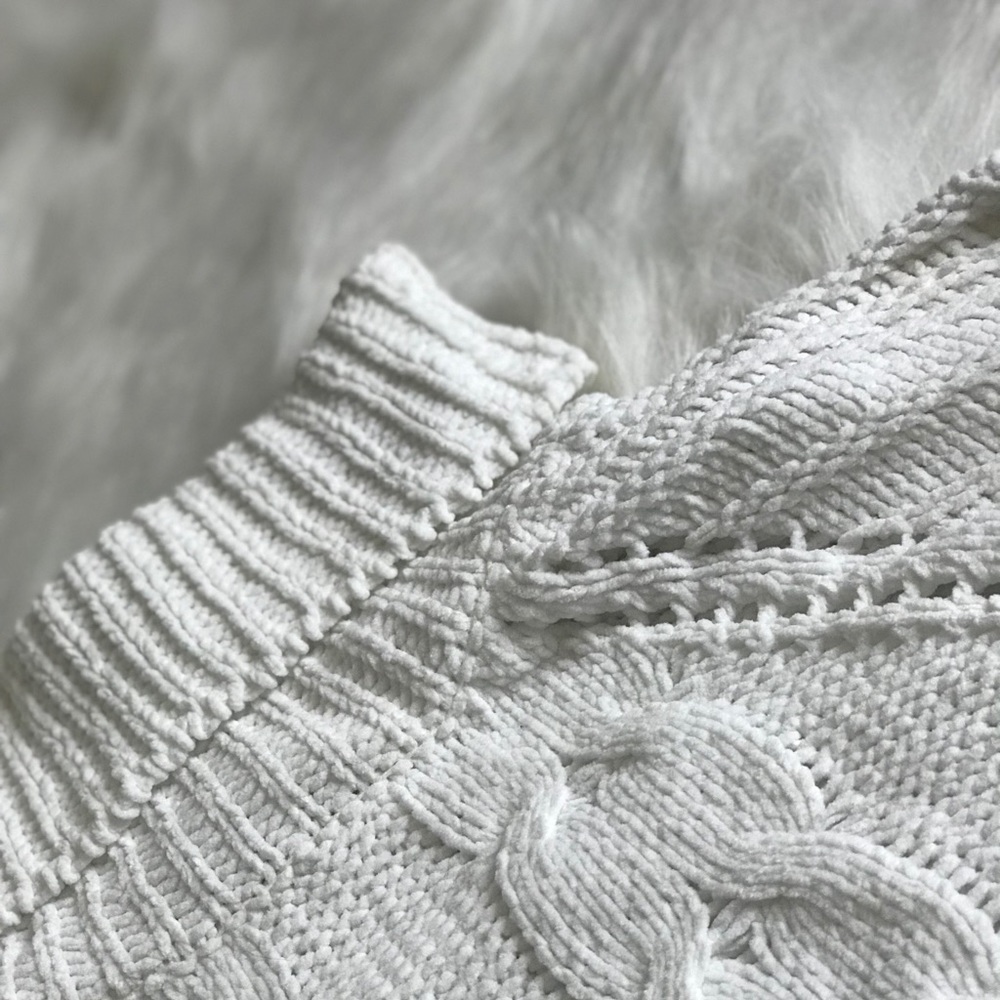 🎉HP!🎉 “CABIN FEVER” Sweater in White - Picture 3 of 4